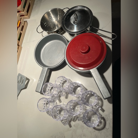 Really fun set of Melissa & Doug kids chefs outfit, wood & plastic pretend food - Picture 2 of 13